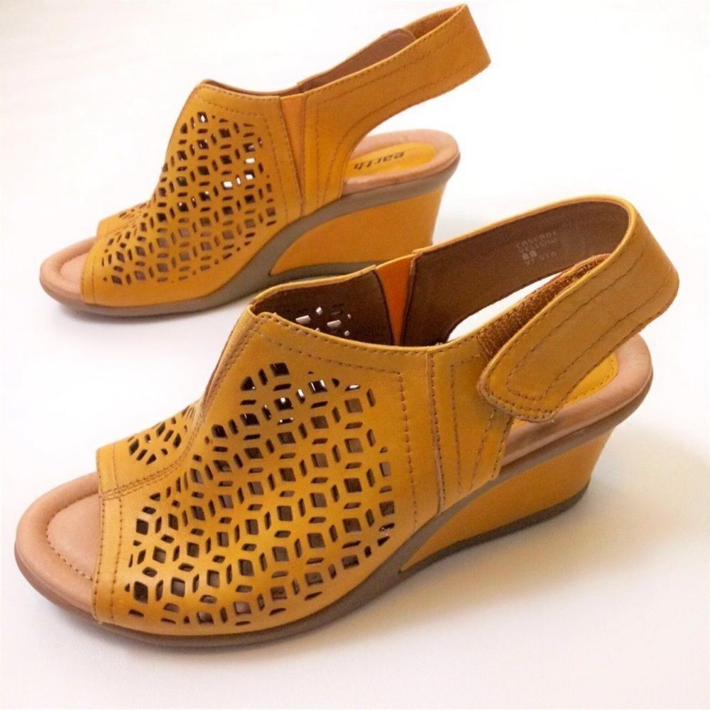 Earth Brand Cascade Leather Peep Toe Wedge Sandal Perforated‎ Size 6.5B B48